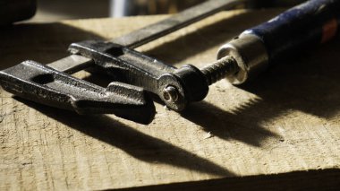 Ahşap arka planda klemp aleti. F-klemp.