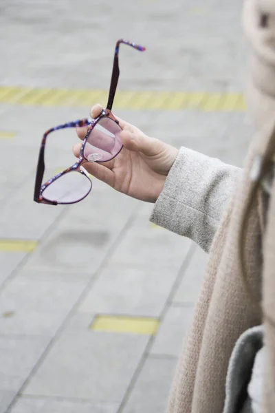 Διαβάζεις Γυαλιά Στο Χέρι Μιας Γυναίκας Στο Δρόμο — Φωτογραφία Αρχείου
