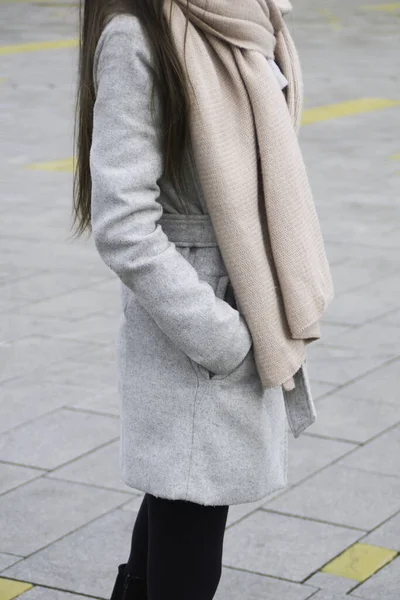 Eine Frau Mit Langen Haaren Mantel Und Schal Auf Der — Stockfoto