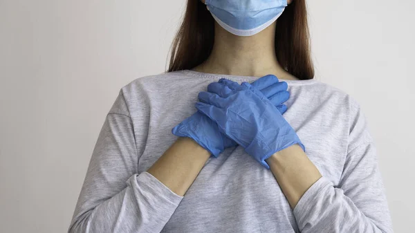 Женщина Хирургической Маске Держит Руки Латексной Перчатке Сердце — стоковое фото