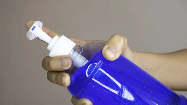 Garrafa Mão Mulher Segurando Álcool Azul Gel Conceito Saúde — Fotografia de Stock