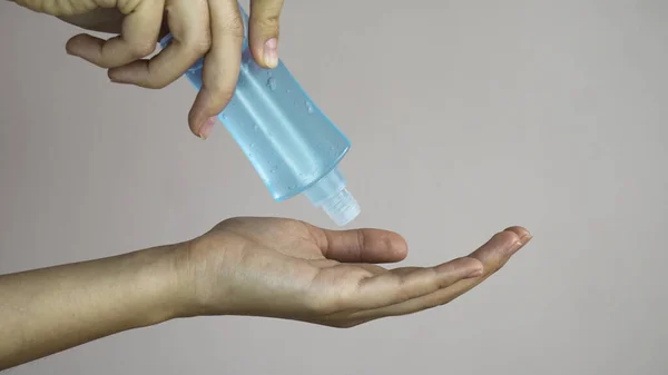 Garrafa Com Gel Antisséptico Antibacteriano Mão Mulher Prevenir Propagação Germes — Fotografia de Stock