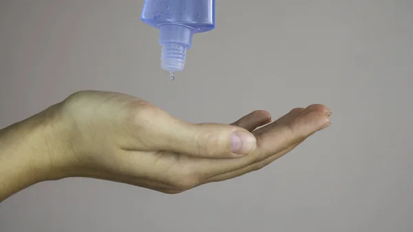 Mão Mulher Que Aplicação Álcool Gel Para Fazer Limpeza Claro — Fotografia de Stock