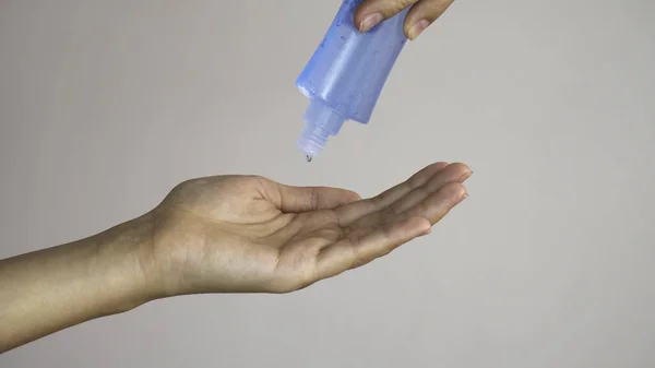 Uma Mão Aplica Gel Álcool Frasco Plástico Claro Outra Mão — Fotografia de Stock
