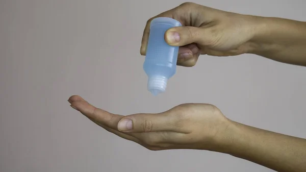 Elleri alkol jeliyle ya da sonrasında antibakteriyel sabunla yıkayan kadınlar. Hijyen konsepti. Mikropların ve bakterilerin yayılmasını önle ve korona virüsünü önle..