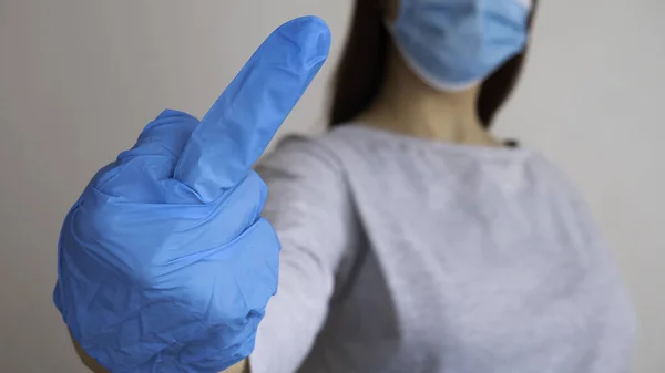 Женщина Хирургической Маске Перчатках Переворачивает Средний Палец Пошла Корона — стоковое фото