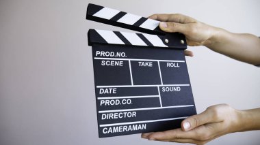 El çırpma tahtasını kapat. Sinematografi üretim konsepti. 