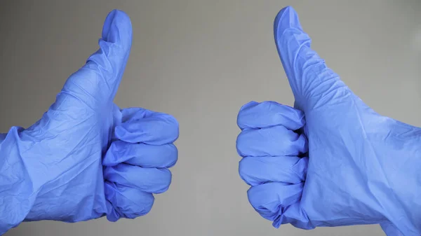 Duas Mãos Luvas Azuis Mostrando Polegares Para Cima Close — Fotografia de Stock