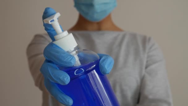 Desinfecte Sus Manos Con Gel Antiséptico Mujer Con Máscara Médica — Vídeos de Stock