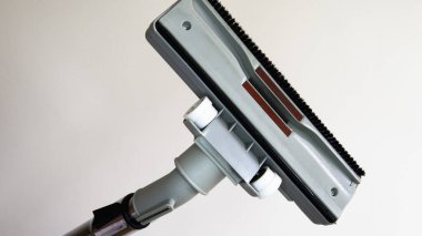  Elektrikli süpürge fırçası fotoğraf izleyicisine bakıyor. Elektrikli süpürgeyi kapat, beyaz arka plandaki bir kadının elindeki fırçaya odaklan.. 