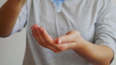 Avucuma alkol jeli döküyorum. Corona virüsü zamanında el yıkama için alkol jelinin faydaları.