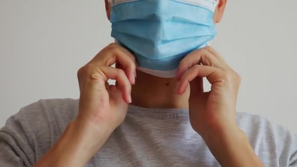 Een Vrouw Zet Een Blauw Chirurgisch Masker Blauwe Rubberen Handschoenen — Stockvideo