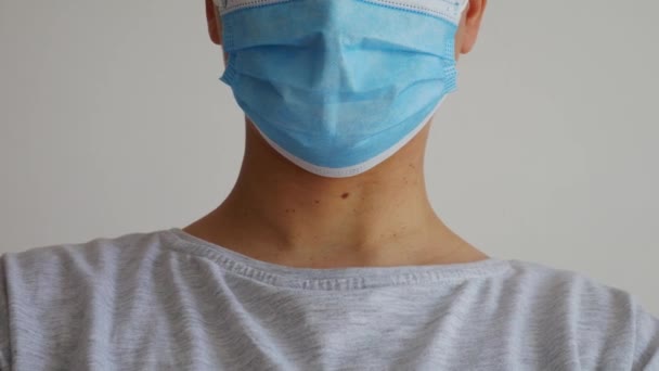 Van Dichtbij Denkt Een Vrouwelijke Dokter Met Een Blauw Masker — Stockvideo