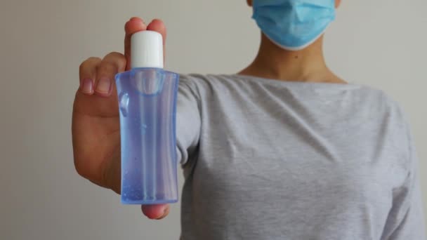 Blauwe Alcoholgel Hand Van Een Vrouw Met Een Gezichtsmasker — Stockvideo