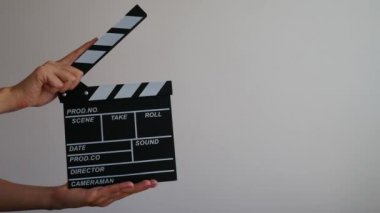 Elinde ahşap bir tahta olan bir kadın. Sinematografi üretim konsepti. Alan reklamlarını kopyala. 