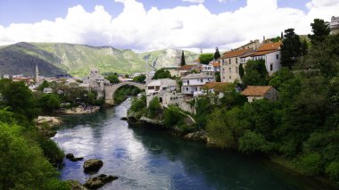 Eski Köprü ve Bosna-Hersek 'in Mostar kenti Panorama, Nisan 2019.