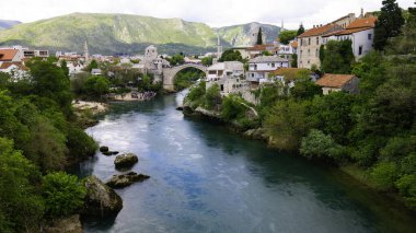 Mostar ve Stari 'nin güzel zümrüt nehri Neretva' nın üzerindeki en eski köprüsü. - Nisan 2019, Mostar, Bosna-Hersek.