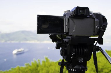 Kotor Montenegro Körfezi 'ndeki Adriyatik Denizi' nden geçen üç ayaklı bir yolcu gemisinin kamerası..
