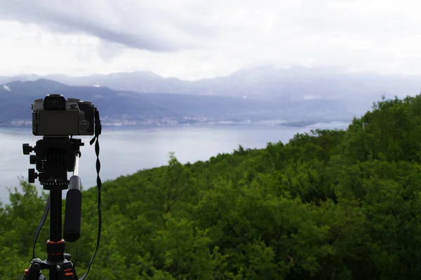 Kamera Foto Pada Tripod Menangkap Teluk Kotor Montenegro — Stok Foto
