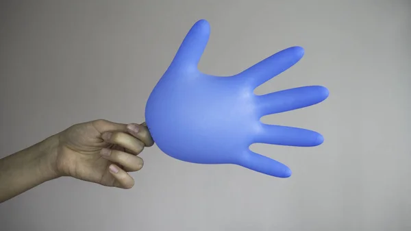 Mão Feminina Esquerda Segura Luva Borracha Azul Inflável Fundo Cinza — Fotografia de Stock
