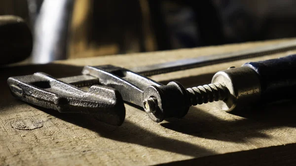 Bir atölyede F-klemp aracını kapat.