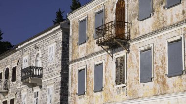  Gül Köyü, Lustica yarımadasındaki eski Akdeniz evi, Kotor Körfezi, Karadağ, Avrupa