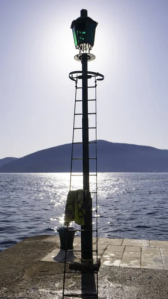 海滨有梯子的古董海上路灯 欧洲黑山科托尔湾卢斯狄加半岛玫瑰村 — 图库照片