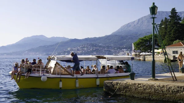 Taxi Amarillo Con Los Turistas Que Salen Del Rose Village — Foto de Stock