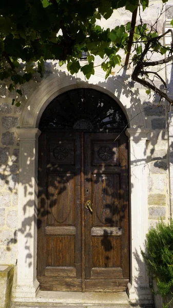 地中海の家の古い木製の茶色のドア — ストック写真