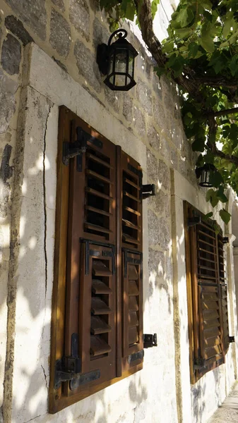 地中海の家の古い木製の茶色の窓 — ストック写真