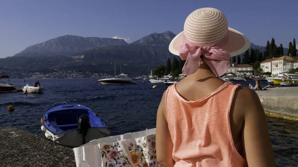 Una Mujer Con Sombrero Playa Rose Village Península Lustica Kotor — Foto de Stock