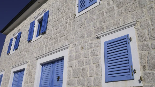 青色の窓枠で地中海の家でローズビレッジ ルスティカ半島 コトル湾 モンテネグロ ヨーロッパ — ストック写真