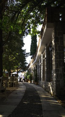 Rose köyündeki restoranın avlusu - 6 Ağustos 2019 / Kotor Körfezi, Karadağ, Avrupa