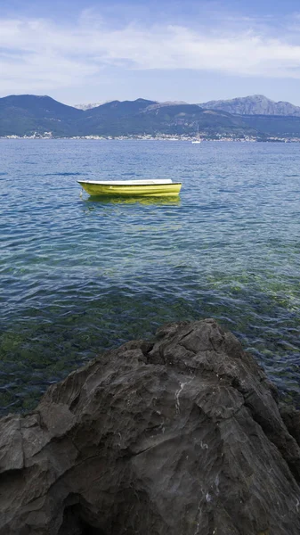 Barco Amarelo Mar Azul Baía Kotor Montenegro — Fotografia de Stock