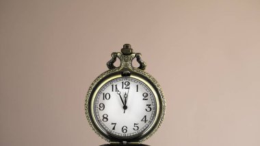 Beyaz arka planda eski model bir cep saati. Reklam için yer ayır. Negatif boşluk.