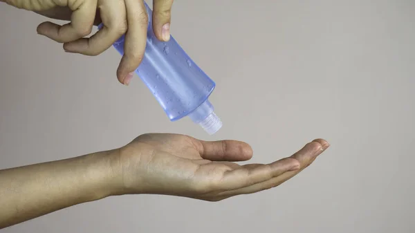Mulheres Lavando Mãos Com Gel Álcool Saboneteira Antibacteriana — Fotografia de Stock