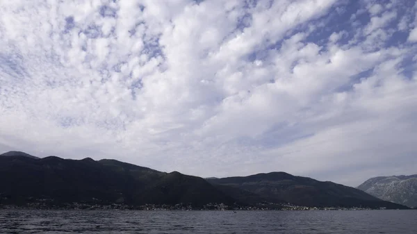 白い雲に覆われた海 コトル湾 モンテネグロ ヨーロッパ — ストック写真