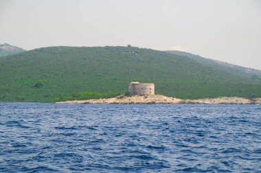 Lustica Yarımadası 'ndaki eski Avusturya Arza Kalesi. Boka-Kotor Körfezi. Karadağ.