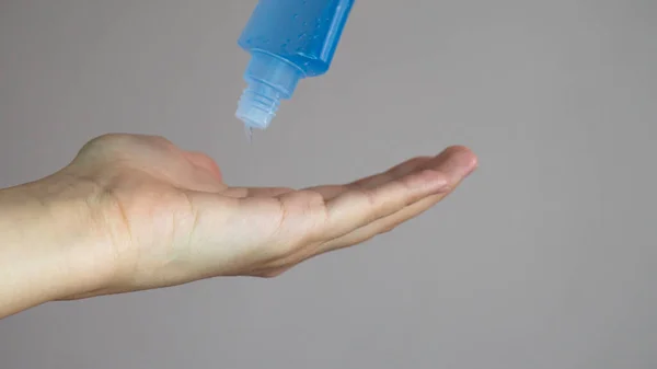 Mão Mulher Que Aplicação Álcool Gel Para Fazer Limpeza Claro — Fotografia de Stock