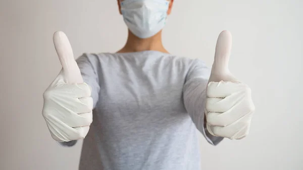 Una Doctora Con Una Máscara Quirúrgica Guantes Goma Levanta Los —  Fotos de Stock