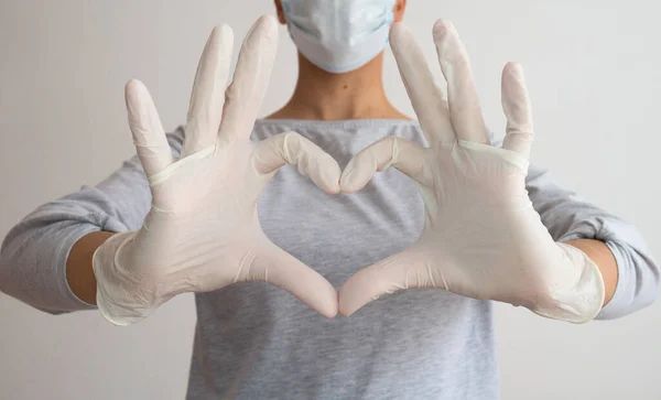 Mulher Com Máscara Médica Mãos Látex Luvas Brancas Mostra Símbolo — Fotografia de Stock