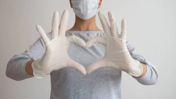 Медсестра Медицинской Маске Перчатках Дает Символ Сердца — стоковое фото