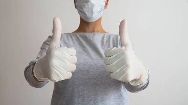 Хорошие Новости Медицины Женщина Перчатках Медицинской Маске Показывает Большие Пальцы — стоковое фото