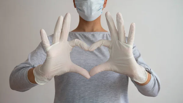 Женщина Медицинской Маске Стерильных Латексных Перчатках Дает Знак Сердца — стоковое фото