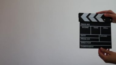 Elinde ahşap bir tahta olan bir kadın. Sinematografi üretim konsepti. Alan reklamlarını kopyala.