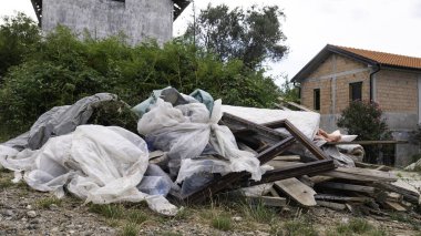 Çöp, terk edilmiş evlerin yanına atılır..