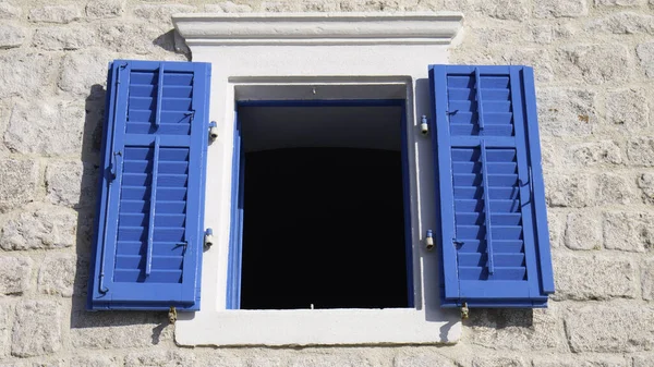 地中海の家で青い色の窓枠を開く — ストック写真