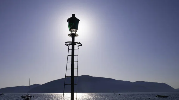Lampu Jalan Laut Antik Dengan Tangga Tepi Laut Desa Rose — Stok Foto