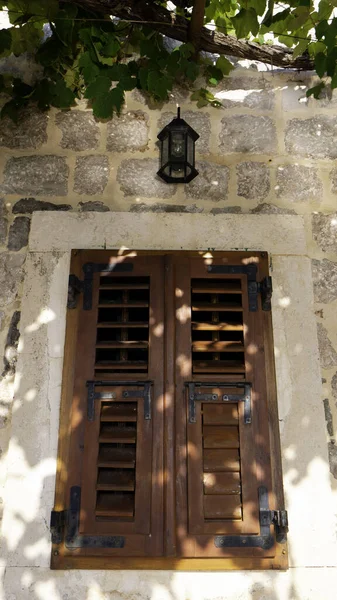 地中海の石造りの家の古い木造窓 — ストック写真