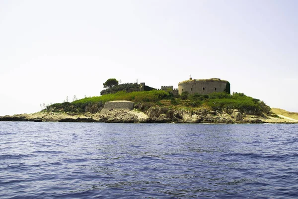 コトル湾 アドリア海 モンテネグロへの入り口にある島のオーストリア ハンガリー要塞マムラ — ストック写真